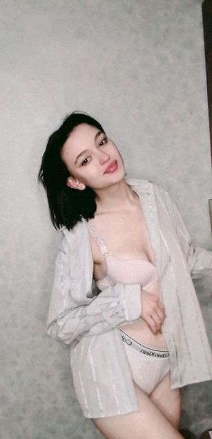 Model - LucyGoldi striptease