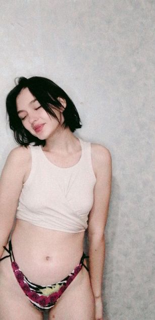 Model - LucyGoldi striptease