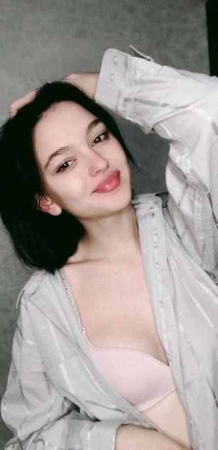 Model - LucyGoldi striptease