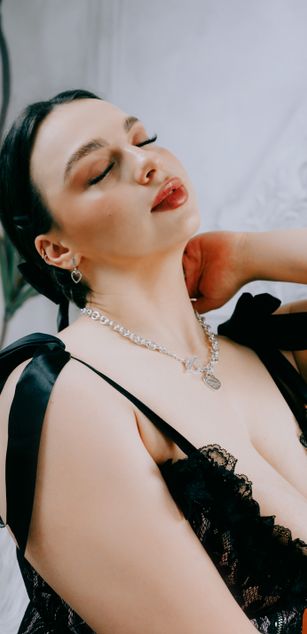 Model - Luna Night blowjob