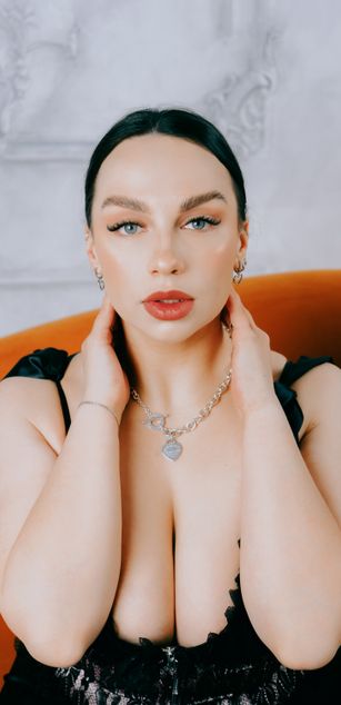 Model - Luna Night blowjob