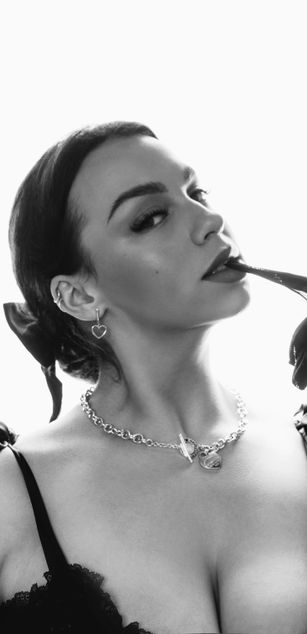 Model - Luna Night blowjob