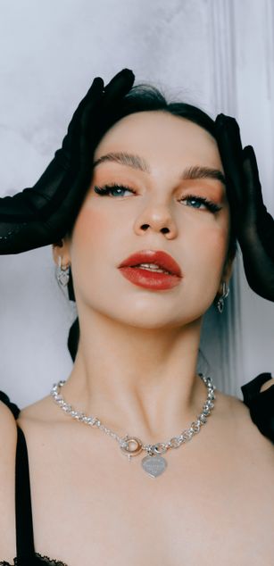 Model - Luna Night blowjob