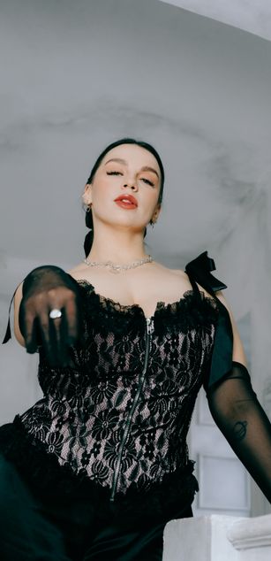 Model - Luna Night blowjob