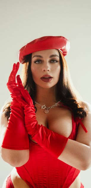 Model - Luna Night blowjob