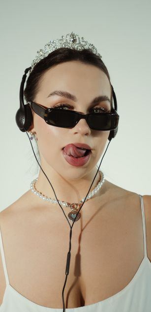 Model - Luna Night blowjob