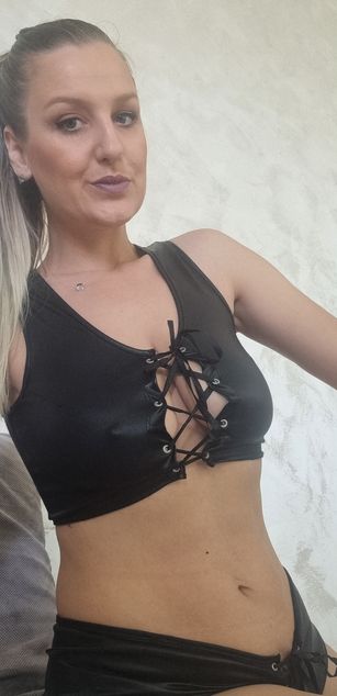 Model - MayaTrainor deepthroat