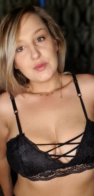 Model - MayaTrainor deepthroat