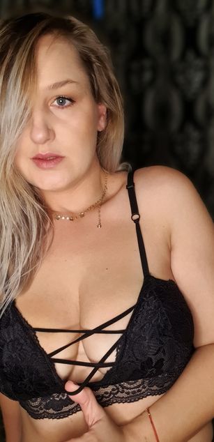 Model - MayaTrainor deepthroat