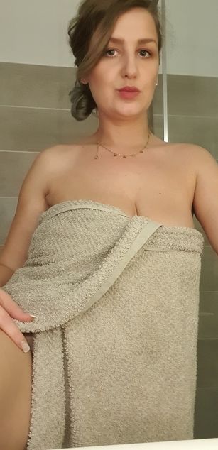 Model - MayaTrainor deepthroat