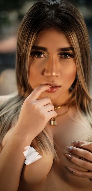 Model - Laura Duque deepthroat