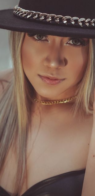 Model - Laura Duque deepthroat