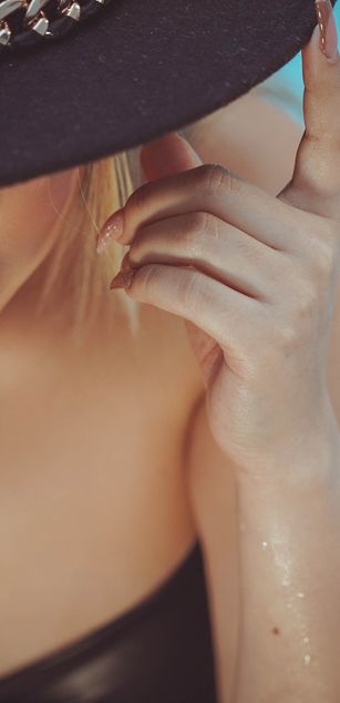 Model - Laura Duque deepthroat