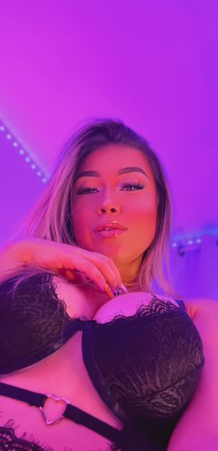 Model - Laura Duque deepthroat