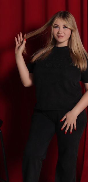 Model - SarahMolligan stockings