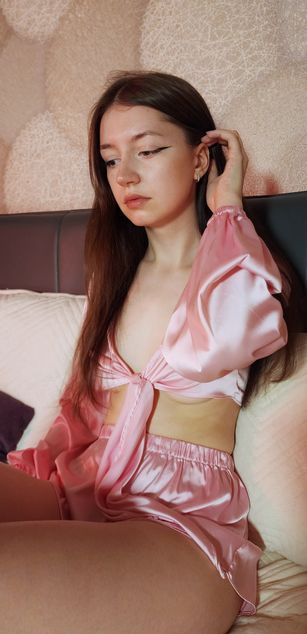 Model - Letta skinny