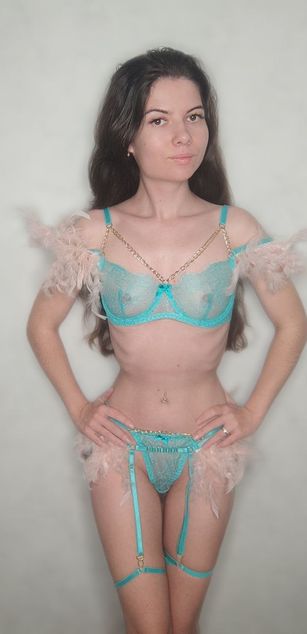 Model - AlisiaNovo dildo