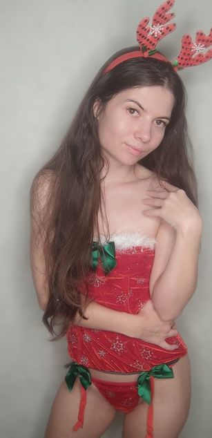 Model - AlisiaNovo dildo