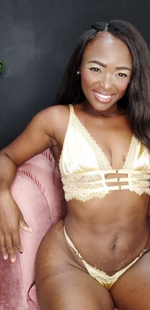 Model - Melanie Williams deepthroat