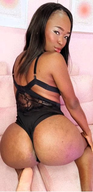 Model - Melanie Williams deepthroat