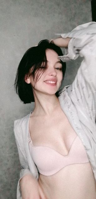 Model - LucyGoldi striptease