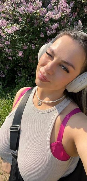 Model - Luna Night blowjob