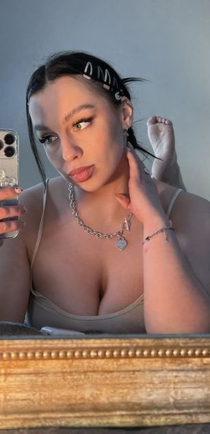 Model - Luna Night blowjob