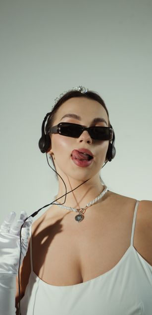 Model - Luna Night blowjob