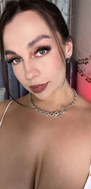 Model - Luna Night blowjob