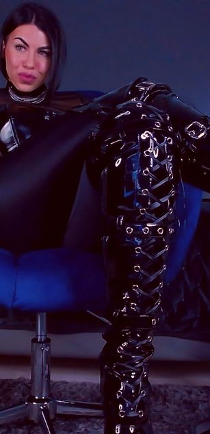 Model - Mistress Devina Daemon kinky