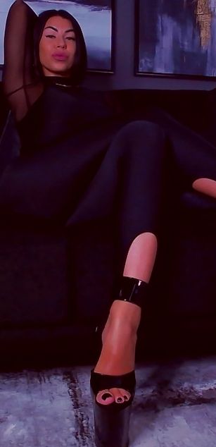 Model - Mistress Devina Daemon kinky