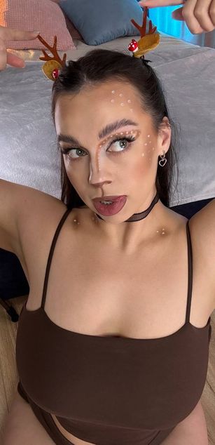 Model - Luna Night blowjob