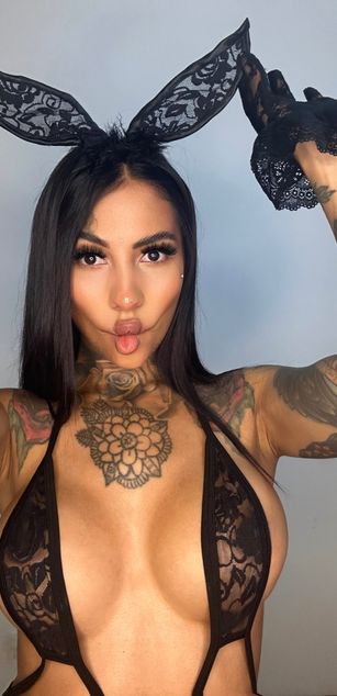 Model - Jenn deepthroat