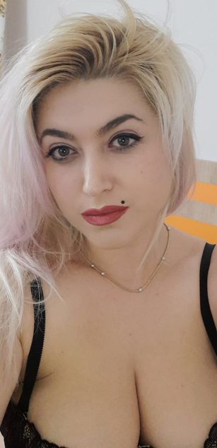 Model - ElizabethRaegan dildo