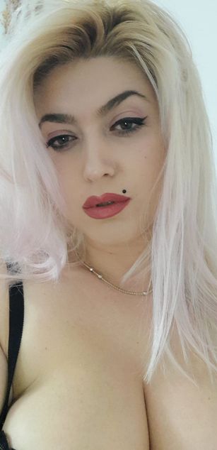 Model - ElizabethRaegan dildo