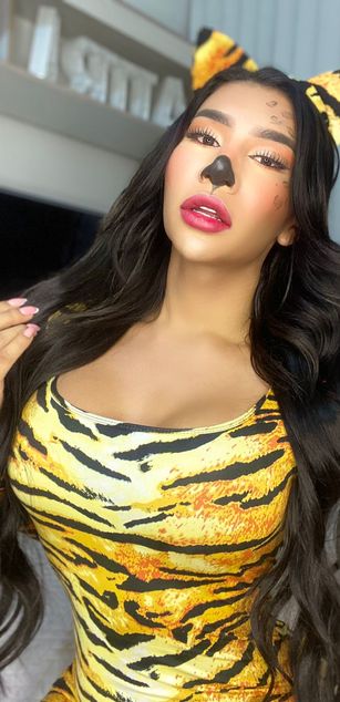 Model - Laura Candice dildo