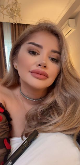 Model - Amberseyes Natural