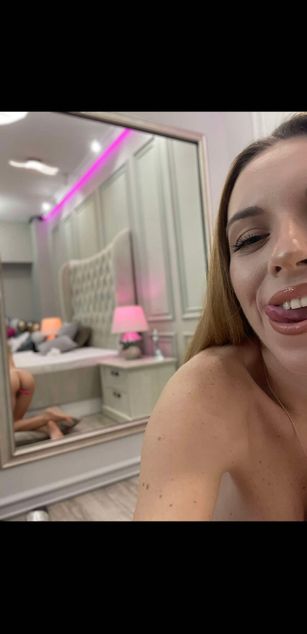 Model - Selena Falls deepthroat