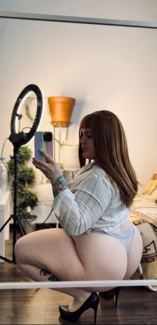 Model - Tina bigtits