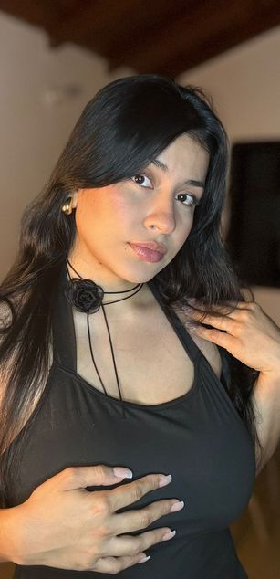 Model - Mia Saenz deepthroat