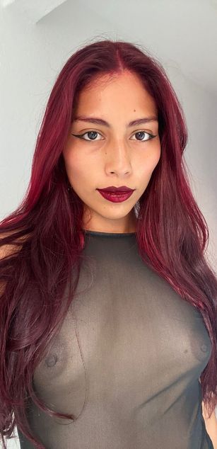 Model - Kadah_ striptease