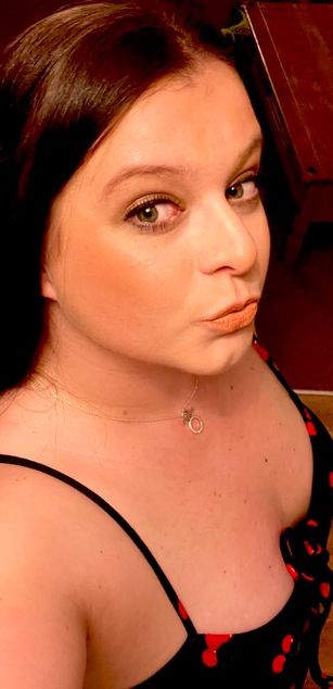 Model - NaughtyWifeUK Housewife