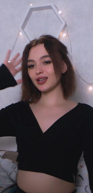 Model - LucyGoldi striptease