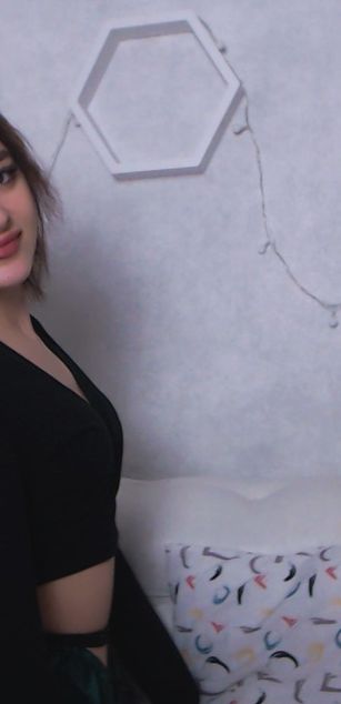 Model - LucyGoldi striptease