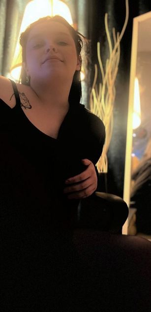 Model - BloomPeters striptease