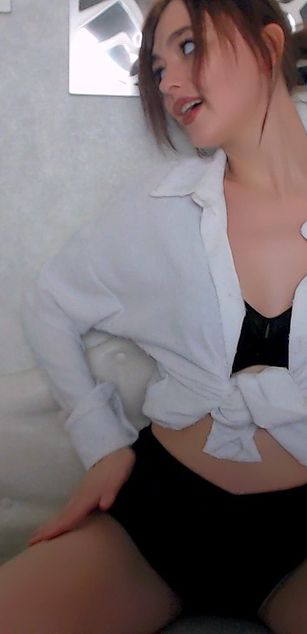 Model - LucyGoldi striptease