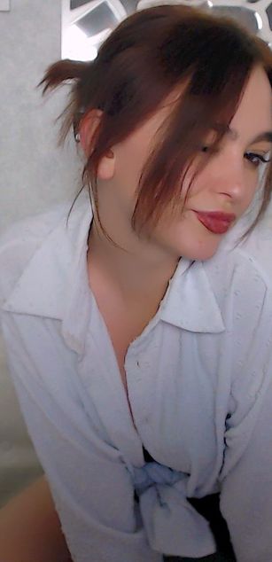 Model - LucyGoldi striptease