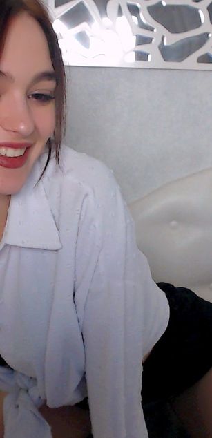 Model - LucyGoldi striptease