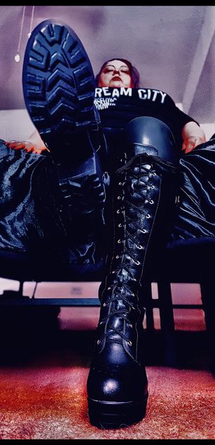 Model - DemonessJenz femdom