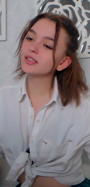 Model - LucyGoldi striptease